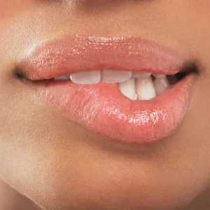 Falten und Lippen aufspritzen